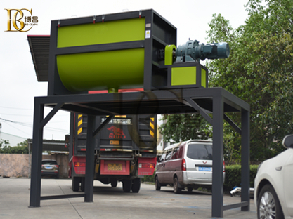 臥式加熱攪拌機上料有什么配套裝置？